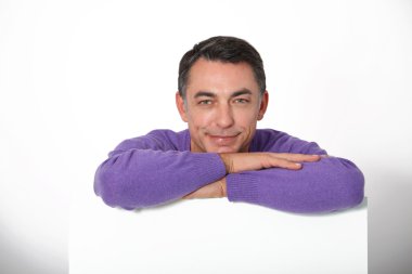 Beyaz mesaj panosu ile gülümseyen adam