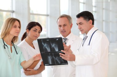 Doktorlar ve hemşireler xray arayan grubu