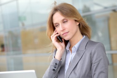 telefonda modern binanın önünde işkadını