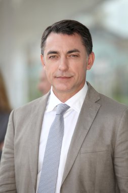 Dış modern Binası ayakta işadamı