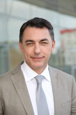 Dış modern Binası ayakta işadamı