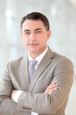 holde duran işadamı portresi