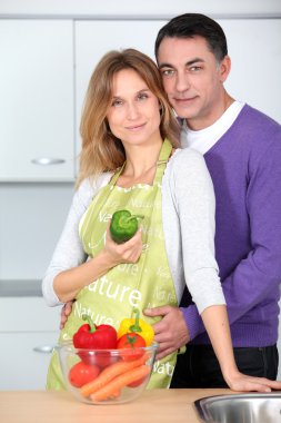 İki kase ile mutfakta sebze