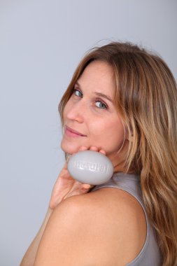 kadın holding taş ile haber