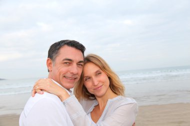 Çift birbirlerine plajda kucaklayan