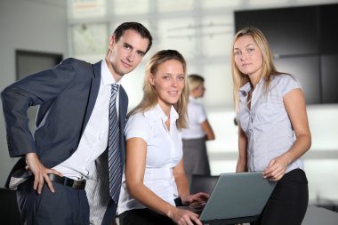 dizüstü bilgisayar ofis çalışma arkadaşlarınızla