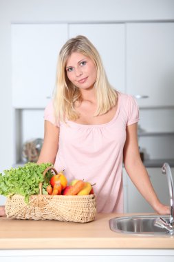 gülümseyen kadın holding sepet organik gıda