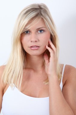 Güzel sarışın kadın.