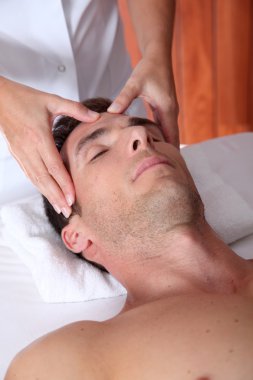 yüz masajı spa merkezi olan adam