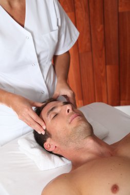 yüz masajı spa merkezi olan adam