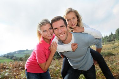 mutlu bir aile kırsal kesimde eğleniyor