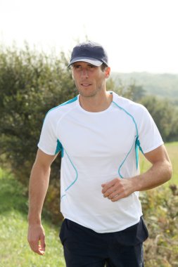 closeup dışarı koşan adam