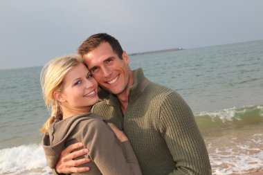 sonbahar plajda sevenler