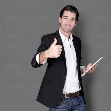 gülümseyen adam koyu arka plan üzerinde duran