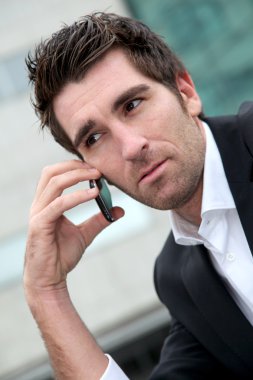 kasabada cep telefonu kullanan adam