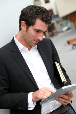 adam şehirde elektronik tablet ile internet üzerinden bağlı