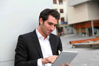 adam şehirde elektronik tablet ile internet üzerinden bağlı