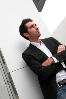 yakışıklı adam şehirde ayakta