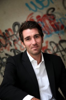 grafiti şehir ile boyalı duvar üzerinde duran adam