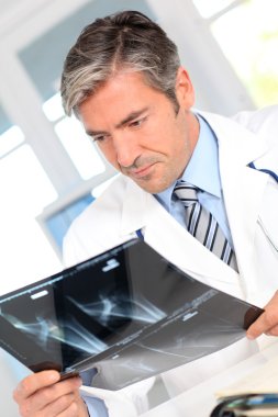 Xray sonuçlarına bakarak adam