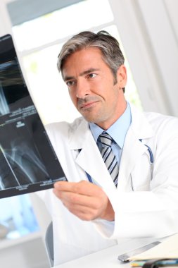 Xray sonuçlarına bakarak adam