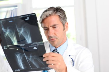 Xray sonuçlarına bakarak adam