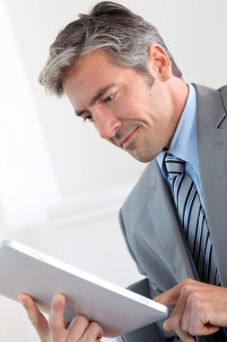 Elektronik tablet kullanarak işadamı portresi