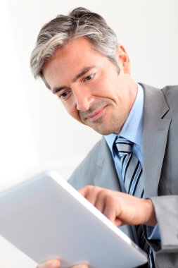 Elektronik tablet kullanarak işadamı portresi