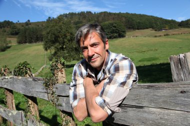 yakışıklı damızlık çit yaslanmış portresi