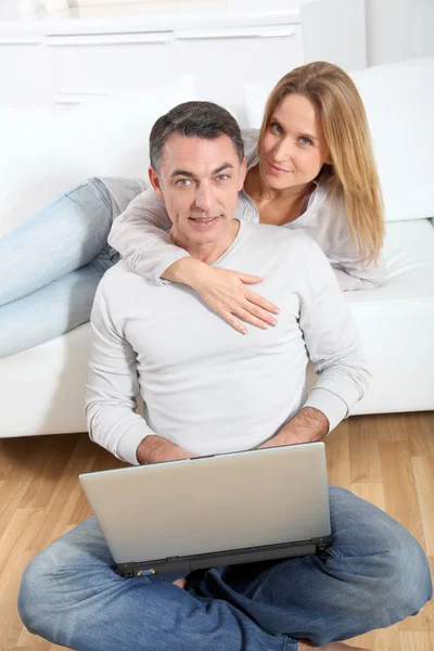 Feliz casal surfar na internet em casa — Fotografia de Stock