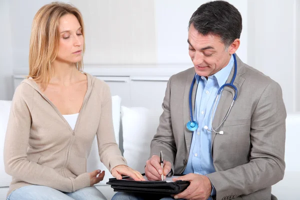 Médico escribiendo prescripción al paciente — Foto de Stock