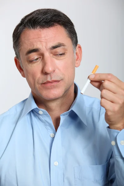 Primer plano del hombre tratando de dejar de fumar — Foto de Stock