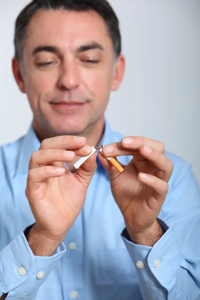 Primer plano del hombre tratando de dejar de fumar — Foto de Stock