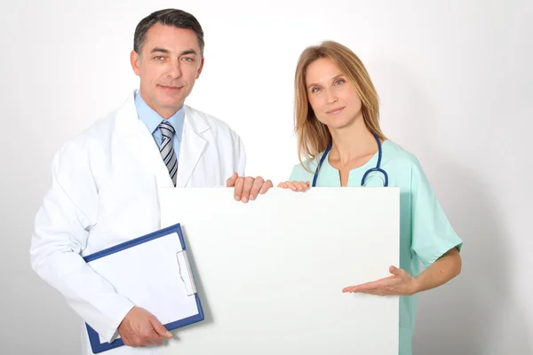 Equipo médico mostrando pizarra blanca — Foto de Stock