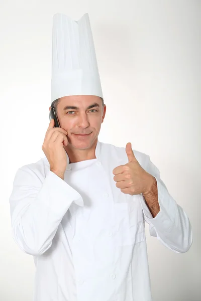 Nahaufnahme von Koch, der am Telefon spricht — Stockfoto