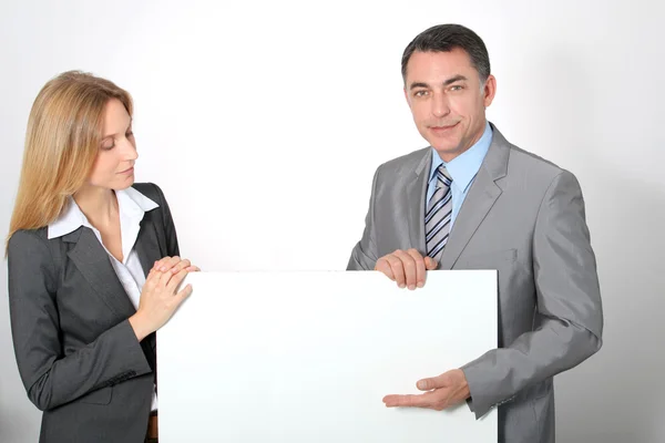 Бізнес команда, що показує білу дошку повідомлень — стокове фото