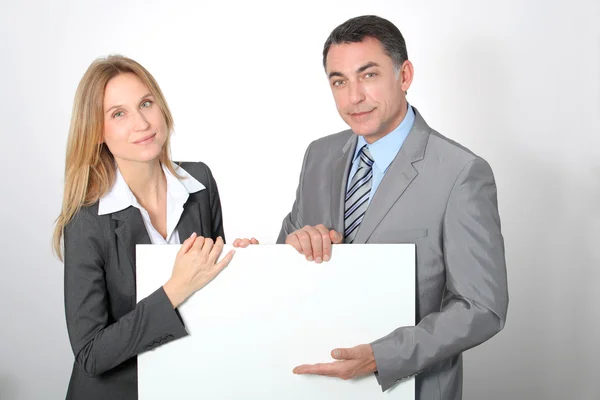 Equipe de negócios mostrando quadro de mensagens branco — Fotografia de Stock