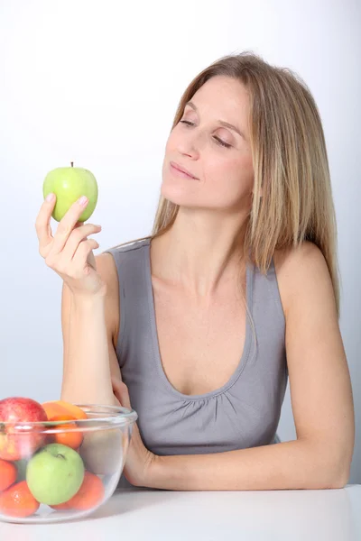 Primer plano de la hermosa mujer sosteniendo manzana verde —  Fotos de Stock