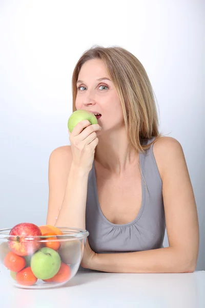Närbild av vacker kvinna med grönt äpple — Stockfoto