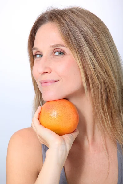 Mooie vrouw bedrijf grapefruit — Stockfoto