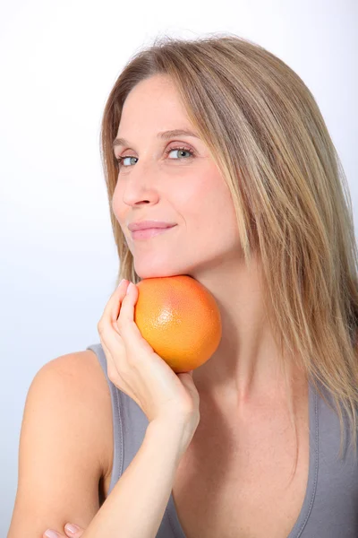 Beautiful woman holding grapefruit — Stock Photo, Image