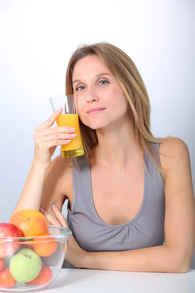 Nahaufnahme der schönen blonden Frau, die Fruchtsaft trinkt — Stockfoto