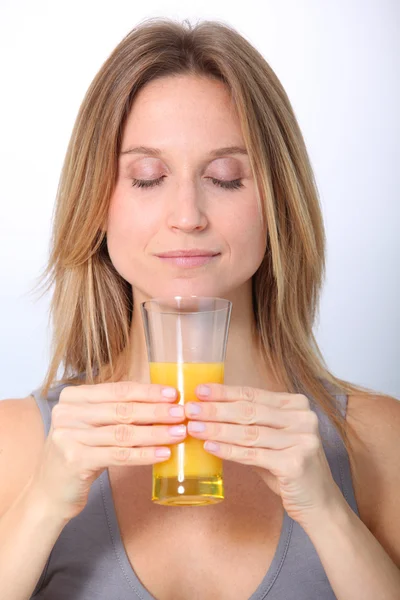 Closeup του όμορφη ξανθιά γυναίκα πίνοντας χυμό φρούτων — Φωτογραφία Αρχείου