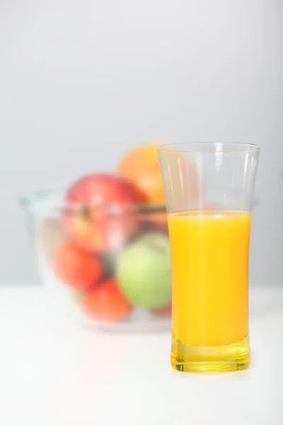 Крупный план на стакане фруктового сока — стоковое фото