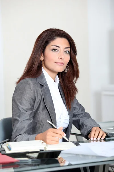 Close-up van lachende onroerende goederenagent in office — Stockfoto