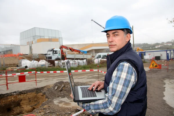 Ingénieur sur chantier avec ordinateur portable — Photo