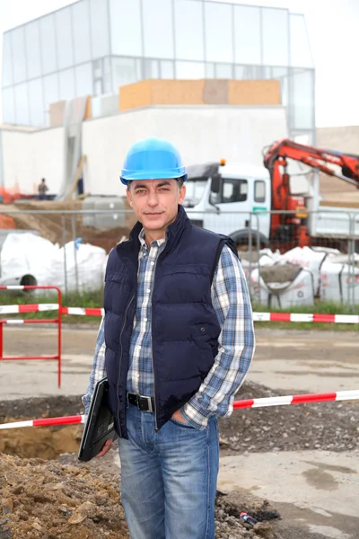 Ingegnere in cantiere con casco di sicurezza — Foto Stock