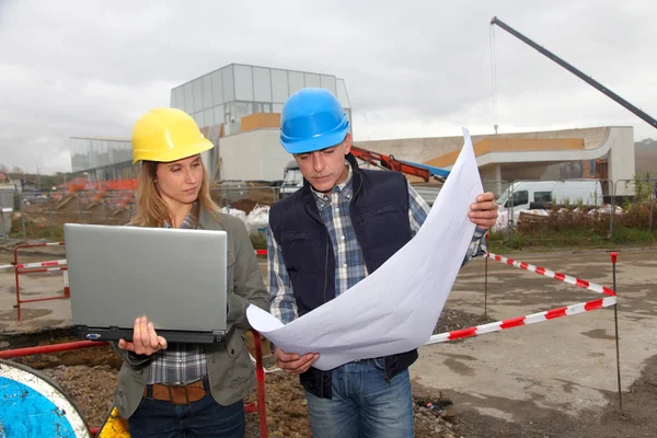 Architect and engineer on construction site — Stock Photo, Image