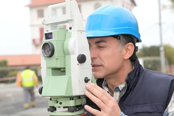 Geómetro con instrumento de medida — Foto de Stock