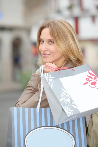 Kvinna som håller i shoppingväskor — Stockfoto